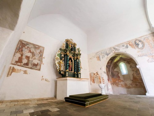 Stredoveké nástenné maľby v lodi gotického kostola